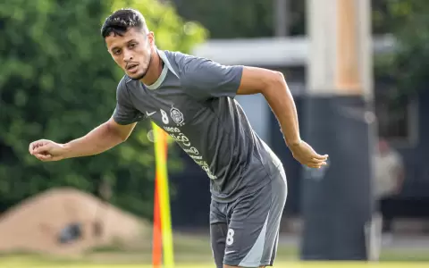 Alex Franco ingresar� por Juan Alfaro en el mediocampo.