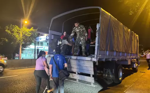 Militares salieron a las calles.