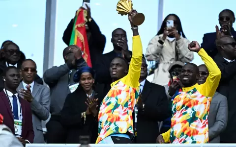 Pese a sanci�n, Senegal presenta en Par�s el trofeo de la Copa �frica