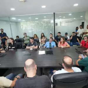 Peña festeja el fin del paro de buses, pero él no apareció en ninguna reunión