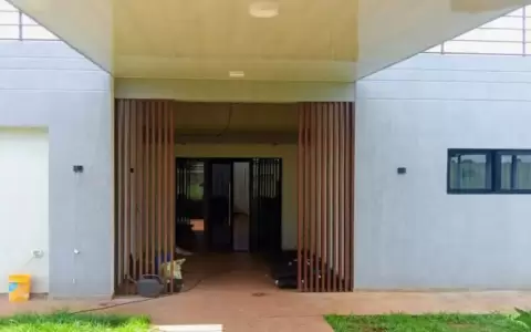 El cuerpo del ciudadano extranjero fue hallado en esta vivienda.