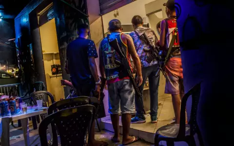 Narcotraficantes que forman parte de un grupo criminal organizado reunidos tras una operaci�n policial en una favela en 2020.