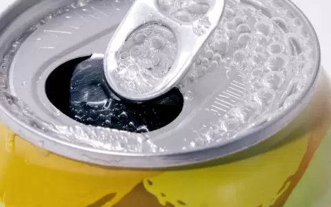 �El agua mineral da�a los dientes?