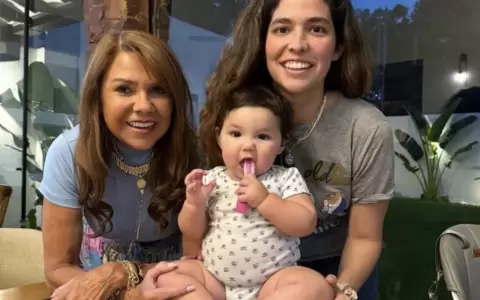 Celeste Amarilla y su hija Julia Boccia junto a su nieta.