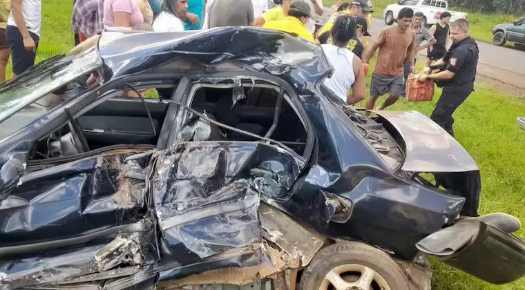 Choque entre bus y autom�vil deja dos turistas alemanes heridos en Caazap� - accidente de tr�nsito - accidente vial