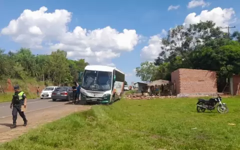Choque entre bus y autom�vil deja dos turistas alemanes heridos en Caazap�.