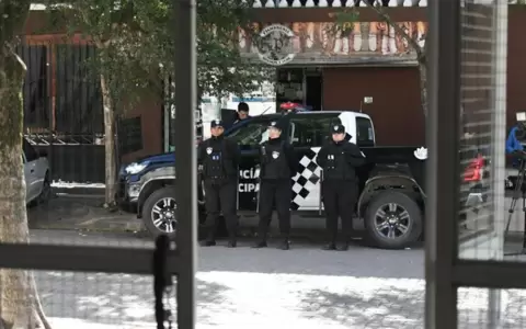 Polic�a de la provincia de Santa Fe custodia el colegio.