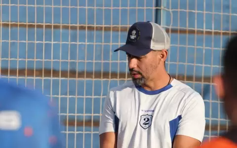 Eduardo Ledesma, director t�cnico de Sportivo 2 de Mayo.