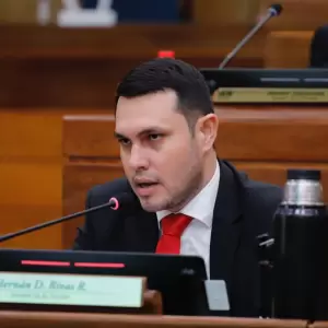 Hern�n Rivas renuncia a su banca, tumbado por esc�ndalo del t�tulo falso
