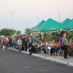 Filas por carne más barata exponen la crisis económica y el golpe al bolsillo en plena Semana Santa