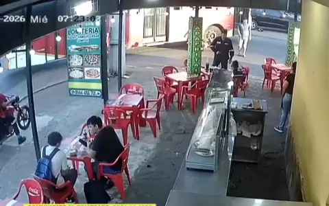 Colectivo y una motocicleta protoganistas de un accidente.