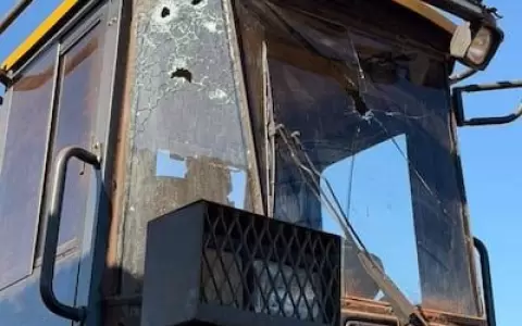 El tractor qued� con impactos de bala tras el ataque registrado alrededor de las 09:00 de esta ma�ana.