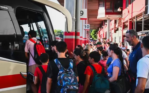 Cientos de pasajeros viajan al interior del pa�s para la Semana Santa.