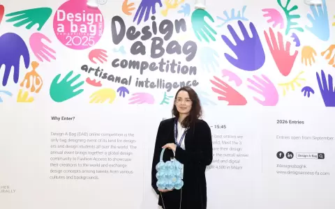 Eliane Yahari celebra su reconocimiento como ganadora global de la Design-A-Bag Competition 2025 en Hong Kong.
