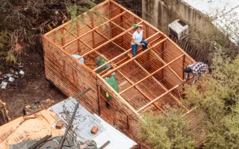 J�venes voluntarios construyen viviendas de emergencias en Central, Alto Paran�, Caaguaz� e Itap�a.