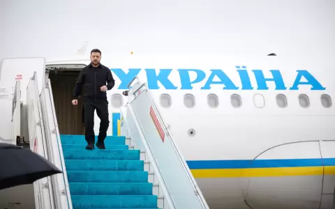 El presidente ucraniano, Volodimir Zelenski, bajando de un avi�n en Estambul, Turqu�a.