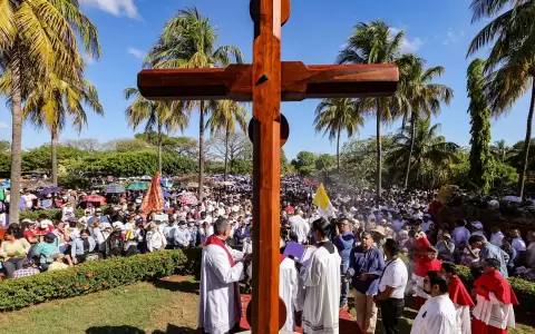 V�a Crucis, presidido por Leopoldo Jos� Brenes, Arzobispo Metropolitano, en los jardines de la Catedral de Managua, Nicaragua.