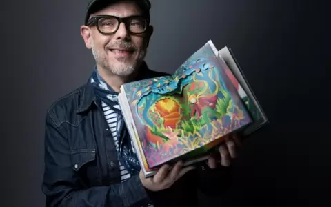 Eduardo Lima, del estudio MinaLima, posa con su versi�n de "El principito"