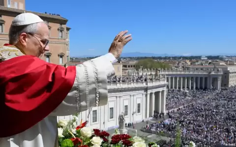 El papa imparte la bendici�n "urbi et orbi" desde la logia central de la bas�lica de San Pedro al finalizar la misa de Pascua.