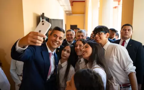 Santiago Pe�a, presidente con alumnos.