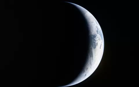 Peque�a porci�n de la Tierra iluminada contra la oscuridad del espacio a trav�s de la ventana de la nave espacial Orion el 4 de abril de 2026.