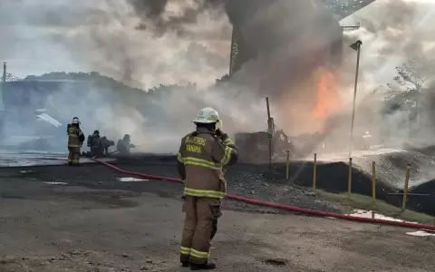 Un muerto y dos heridos al explotar cami�n con combustible cerca del canal de Panam�.