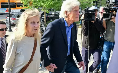 La madre de Matthew Perry, Suzanne, llega a la audiencia de sentencia de la "Reina de la Ketamina".
