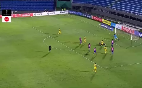 La espectacular tapada de Orlando Gill que evit� un golazo de Allan Wlk sobre el final