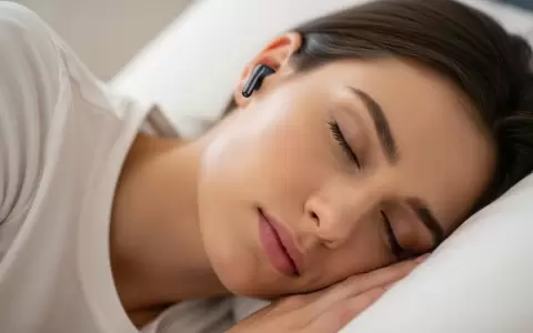 Especialistas advierten que dormir con auriculares puede provocar da�os auditivos y aumentar el riesgo de infecciones en el canal auditivo.