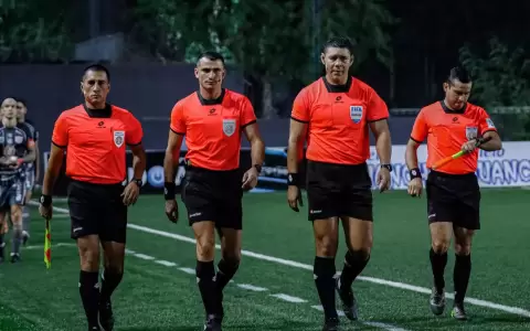 Blas Romero y su terna arbitral.