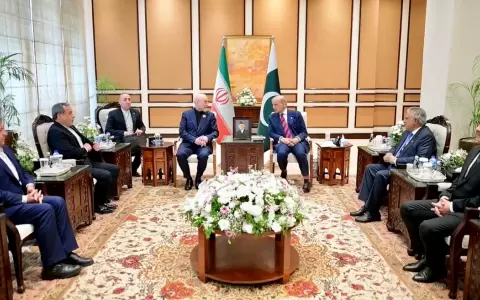El gobierno iran� se reuni� con el Primer Ministro de Pakist�n para discutir t�rminos sobre negociones para poner fin a la guerra.