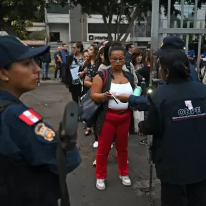 Los peruanos votan por nuevo presidente agotados por el crimen y la convulsi�n pol�tica