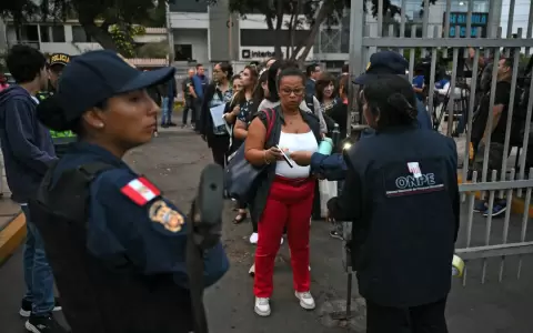 Electores peruanos "llegan muy incr�dulos, muy inseguros, sin fe en la pol�tica".