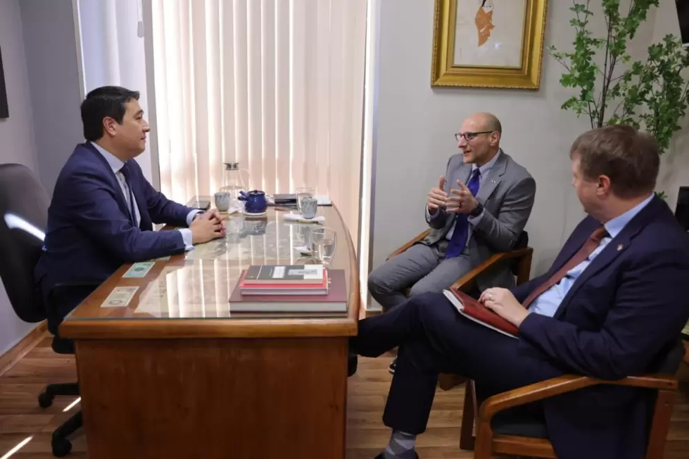 El encargado de Negocios de Estados Unidos, Robert Alter se reunió con Eduardo Nakayama.