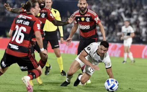 Filipe Lu�s marcando a Walter Gonz�lez.