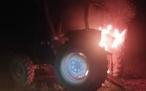 Fuego da�a dos tractores en una estancia de General Delgado.
