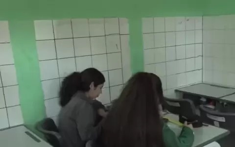 Desidia del MEC obliga a estudiantes a tener clases en un ba�o en Mariano Roque Alonso.