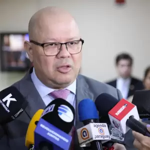 Ministro de Econom�a y Finanzas,  Oscar Lovera.