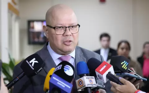 Ministro de Econom�a y Finanzas,  Oscar Lovera.