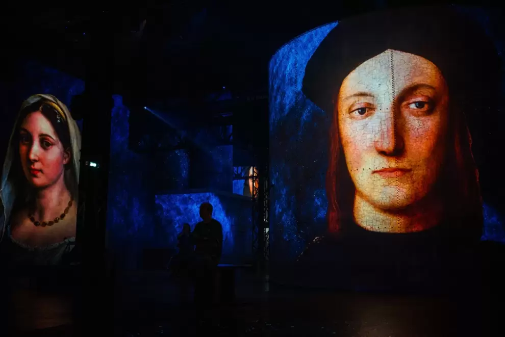 Instalaciones lumínicas con obras de Leonardo da Vinci en el Atelier des Lumières de París. (Foto: Dimitar Dilkoff / AFP)