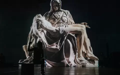 Instalaci�n lum�nica que reproduce la "Piet�" de Leonardo da Vinci (1498-1500) en el Atelier des Lumi�res de Par�s.