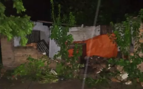 Destrozos en Humait� tras fuerte temporal.