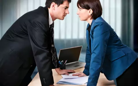 Crecen las relaciones de pareja en el trabajo y aumentan los pedidos de traslado tras rupturas.