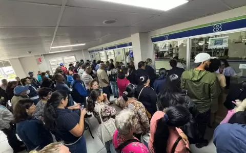 Asegurados del IPS acuden desde las 02:00 para intentar acceder a consultas m�dicas.