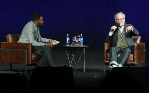 El actor estadounidense Colman Domingo y el cineasta Steven Spielberg en el escenario.