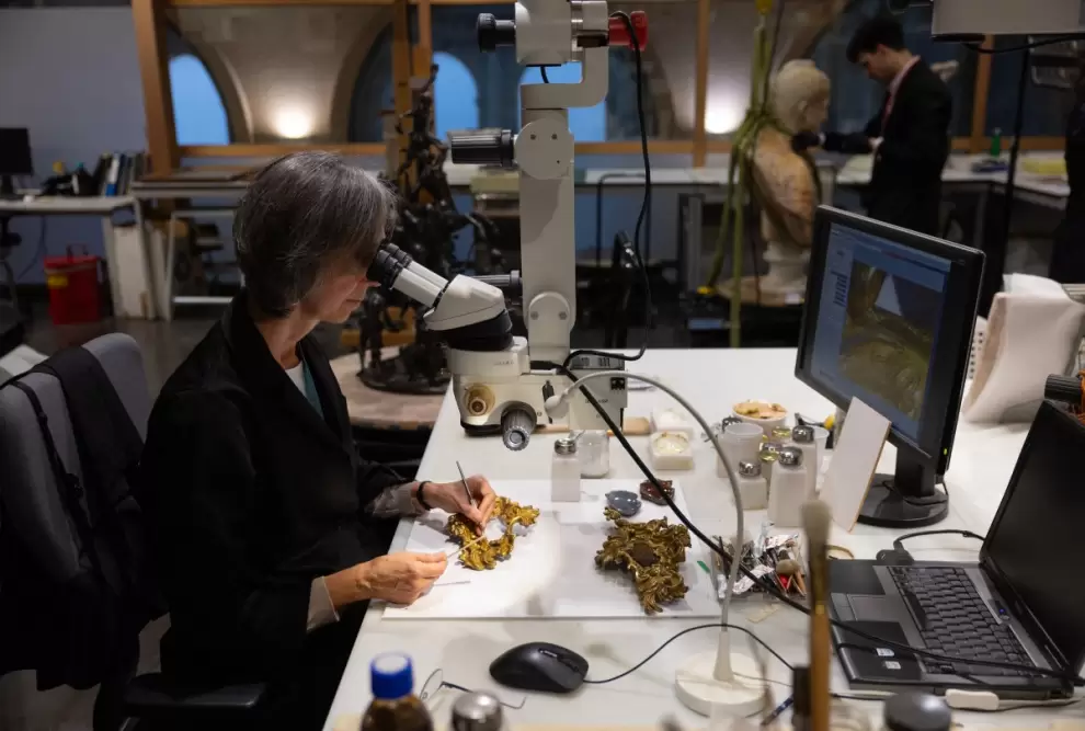 Un restaurador trabaja en la restauraci�n de molduras doradas en el taller de restauraci�n de esculturas del Museo del Prado.
