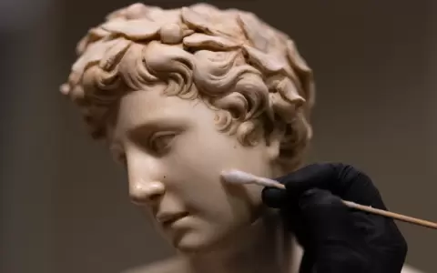 Un restaurador limpia la escultura "Apolo", del artista italiano Silvio Cosini, en el taller de restauraci�n de esculturas del Museo del Prado.