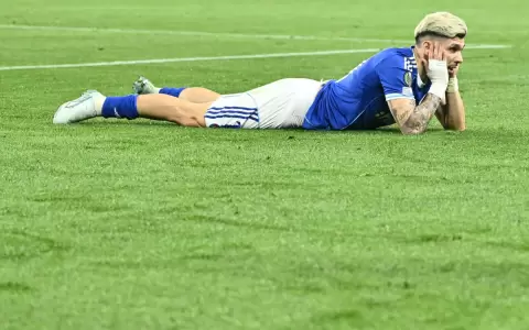Julio Enciso replicando un ic�nico festejo de Tacuara Cardozo.
