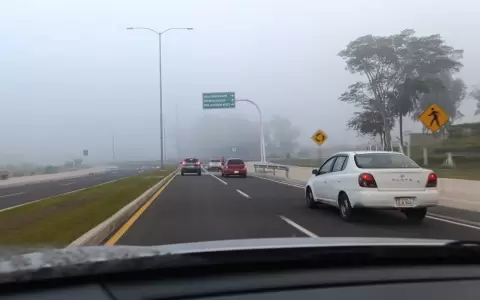 Amanecer fresco con neblina.
