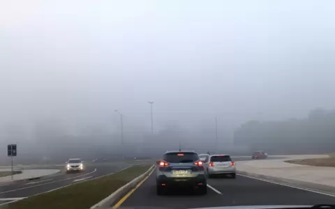 Amanecer fresco con neblina.